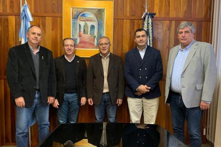 Pedro Cascales y la comisin directiva de la Unin Empresaria de Jujuy junto al ministro Juan Carlos Abud