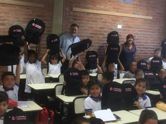 80 nias y nios recibieron mochilas y tiles escolares en su primer da de clases