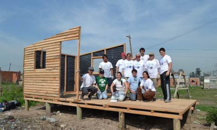 Voluntarios participando de una jornada de construccin