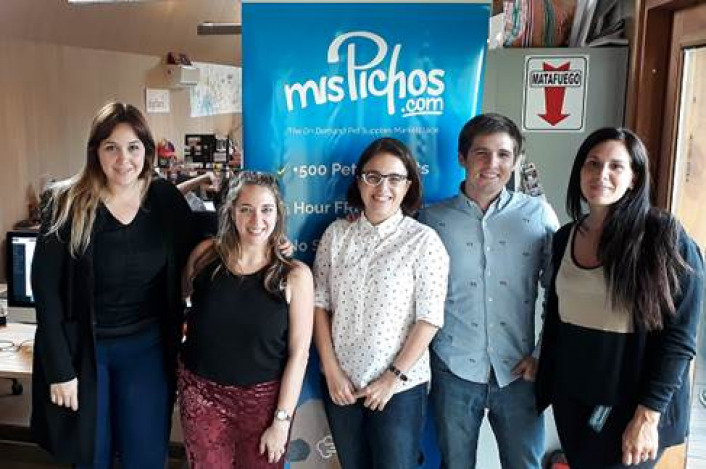 Carolina Marceca y Jimena Previtali del Departamento de Programas Financieros de CAME junto a los emprendedores de Mis Pichos