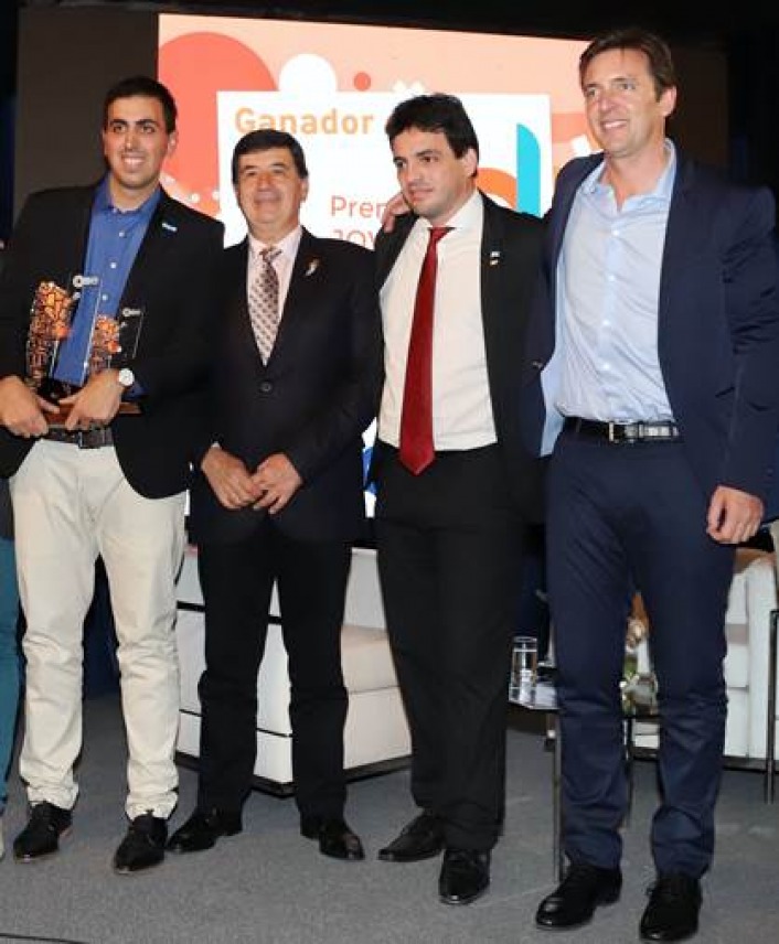 El ganador, Mauro Tronelli, junto al presidente de CAME, Gerardo Díaz Beltrán, el titular de CAME Joven, Fabián Zarza, y el diputado Eduardo Cáceres