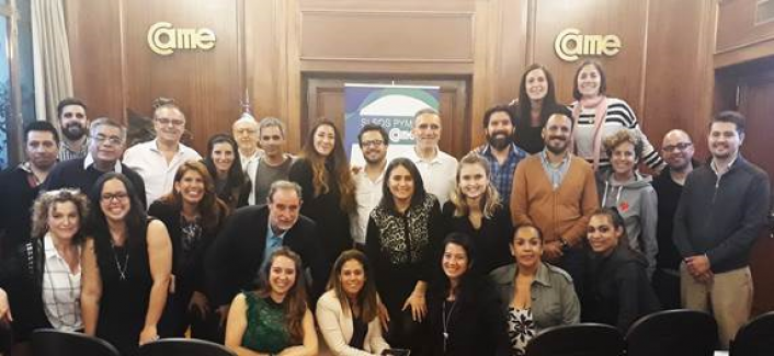 Daniel Carballo (Capacitador), Carolina Marceca (Coordinadora del Dpto. FinanCAME) y Jimena Previtali (Analista de Proyectos de CAME Incuba), Cecilia Erbetta (Programa Red de Mentores) junto a los mentores y emprendedores de sede CAME