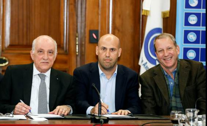 Fabin Tarro, Daro Wasserman y Carlos Pirovano durante la firma del convenio