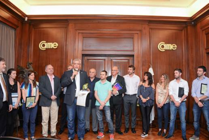 Los ganadores junto con jurados del concurso Pone t energa para cuidar el ambiente