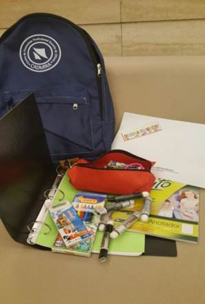 Una de las 60 mochilas confeccionadas por la Escuela de Oficios de CADMIRA y donadas por la entidad