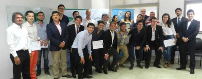 Miembros de la comisin de jvenes de la CEM junto a los ganadores del Premio Joven Empresario Misionero