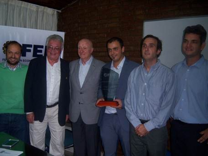 Dirigentes junto al Martn Benito, ganador del Premio Joven Empresario Mendocino