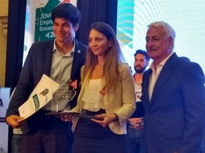 Nicols Palma, Carolina De Vega y Alberto Kahale en la entrega del Premio Joven Empresario Bonaerense 2017