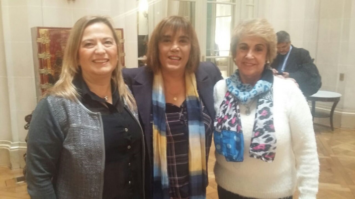 Alejandra Moccioli y Mara Cristina Mac Dougall junto a Fabiana Tez