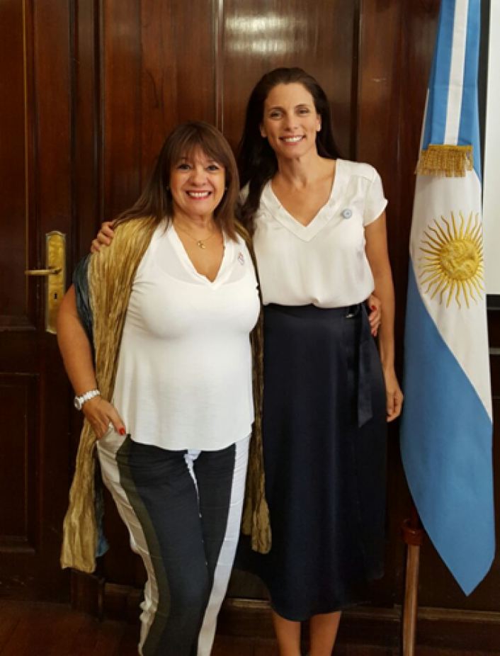 Sandra Nicols y Helena Estrada, asesora del Centro de Desarrollo Econmico de la Mujer