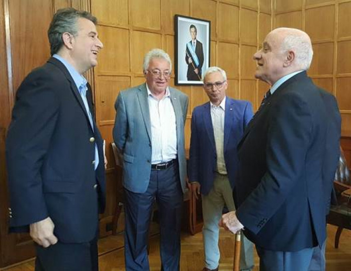 El presidente de CAME, Fabin Tarro, conversando con el ministro de Agroindustria, Luis Miguel Etchevehere, junto a los dirigentes de Economas Regionales de la entidad