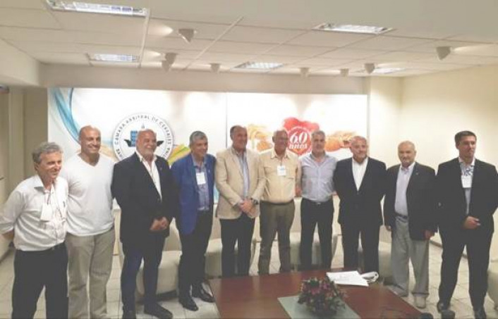 Enzo Mazzolenis, Jorge Cerutti y Walter Sequeira junto a representantes de AIMAS