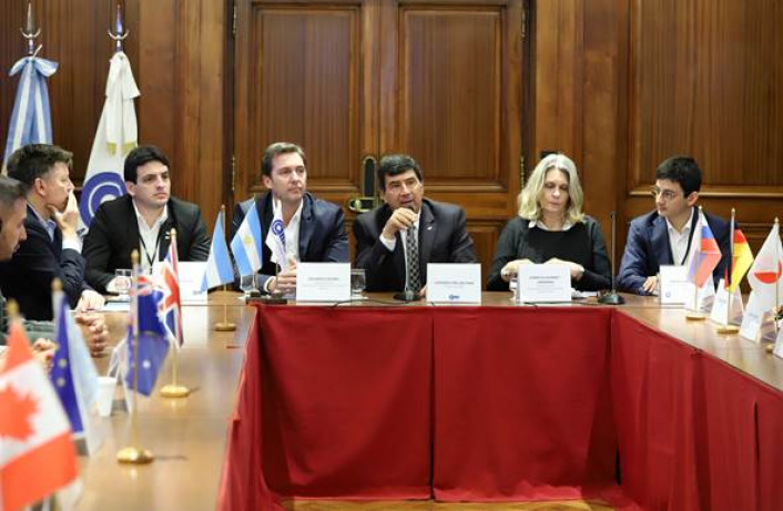 El presidente de CAME, Gerardo Daz Beltrn, con diputados nacionales y delegados de la Alianza G20 YEA