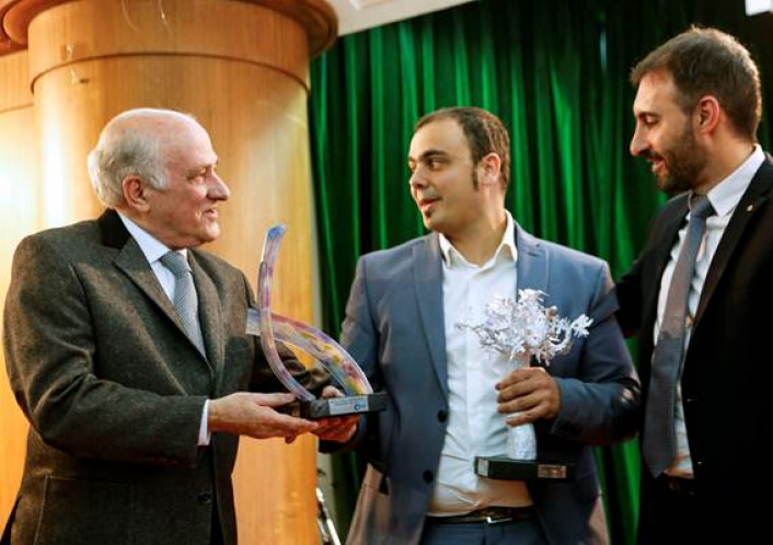Fabin Tarro, presidente de CAME, hace entrega a Martn Benito (Biosano S.A.) ganador del Premio Joven Empresario Argentino, junto al titular de CAME Joven, Juan Pablo Diab.
