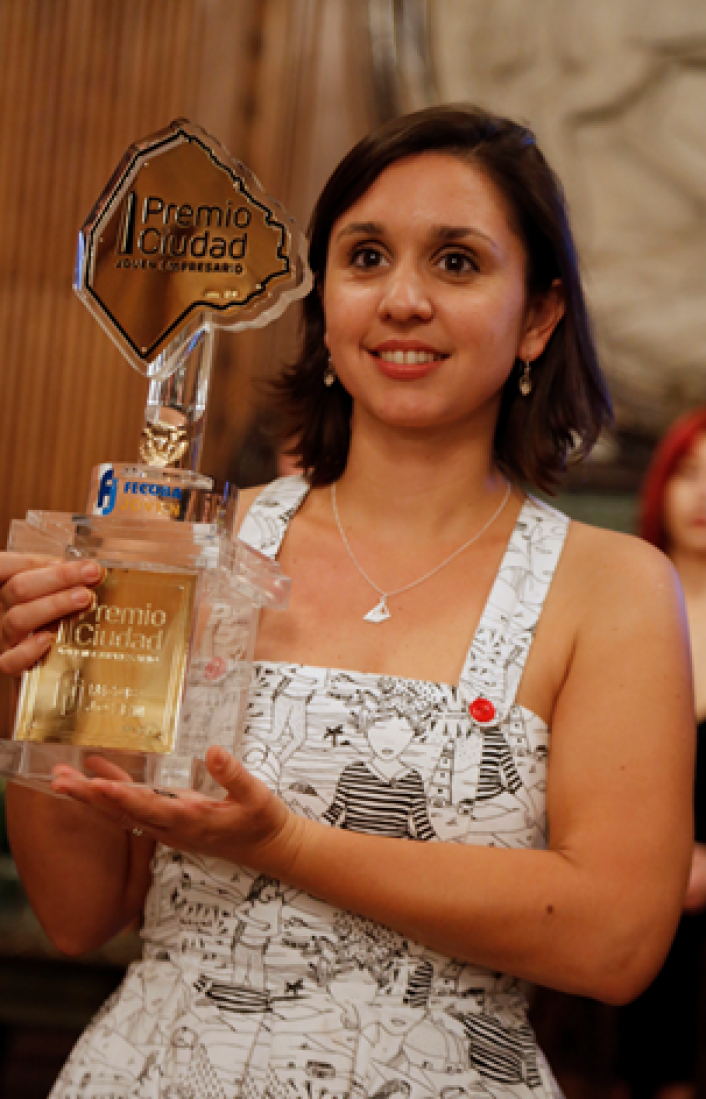 Laura Lospennato recibi la principal estatuilla del Premio Joven Empresario.