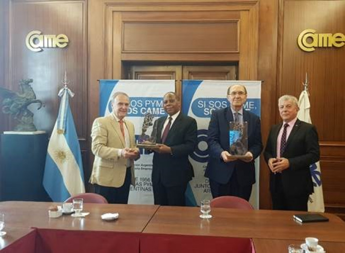 Bereciartúa junto a Gamiliel Munguambe, Ricardo Larriera y José Luis Lopetegui