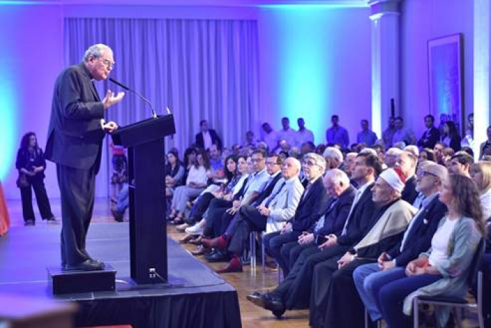 Monseñor Oscar Ojea disertando con los presentes