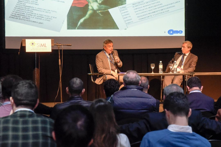 Diego Navarro junto a Jorge de Mendonca en su disertación en el seminario