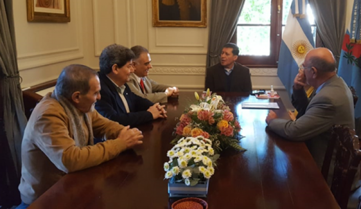 Ignacio Sadir y un grupo de dirigentes junto al gobernador Casas