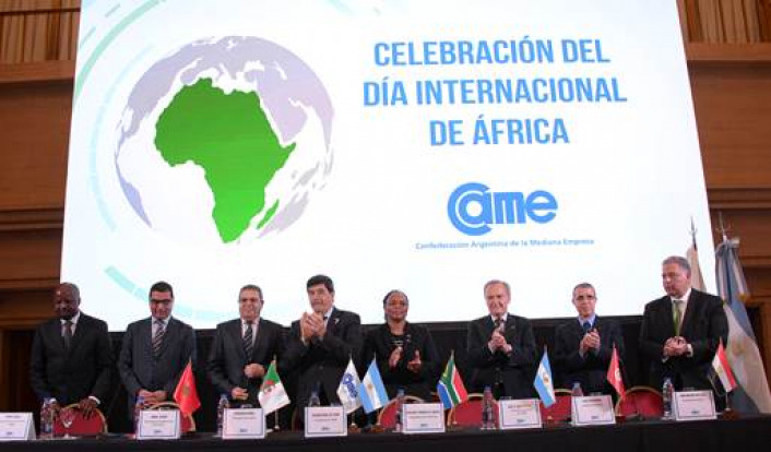 Los representantes de las embajadas africanas junto a Gerardo Díaz Beltrán y José A. Bereciartúa al inicio del encuentro