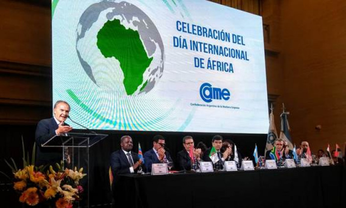 Jos A. Bereciarta dando la bienvenida a los presentes