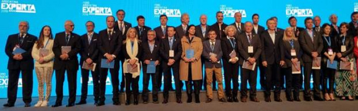 Daz Beltrn junto a Macri, Sica, y funcionarios en el inicio del Foro Argentina Exporta