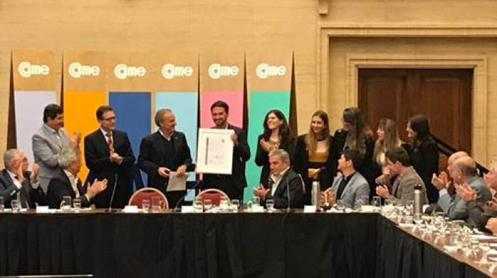 Las autoridades junto al equipo del Depto. de Comunicación recibiendo la certificación