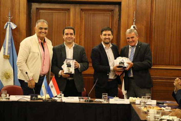 Entrega de presentes de las autoridades de CAME (Ignacio Sadir y Jos Luis Valds) a las autoridades de la Repblica del Paraguay (Isaac Godoy y Edgar Colman)