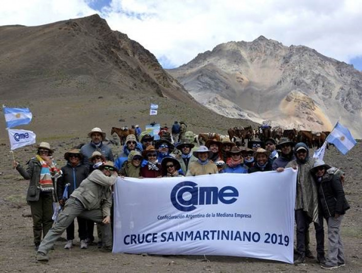 Junto a los bustos de San Martín y O´Higgins, en el límite con Chile, la delegación enalteció la bandera de CAME