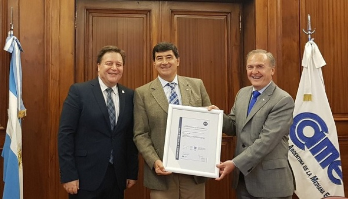 Gerardo Díaz Beltrán junto a José A. Bereciartúa recibiendo el certificado