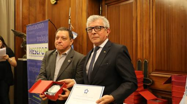 El presidente de Plan D, Jos Luis Lopetegui, recibe el reconocimiento de RESEFOP