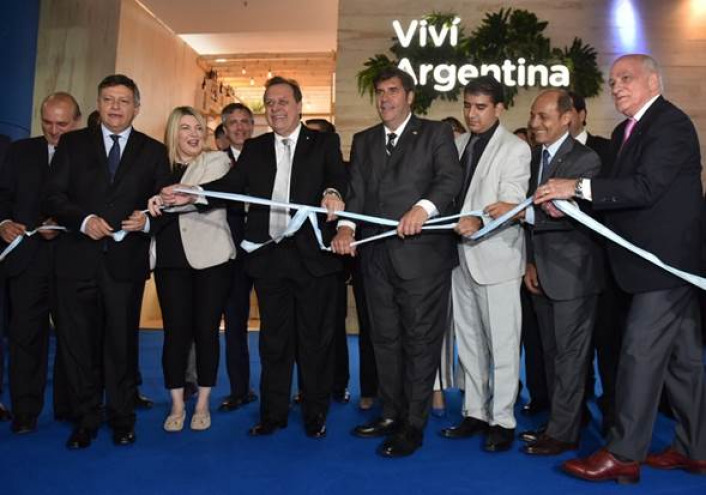 El presidente de CAME, Fabin Tarro, junto al ministro de Turismo, Gustavo Santos, y gobernadores, entre otros, en la inauguracin de la Feria Internacional de Turismo