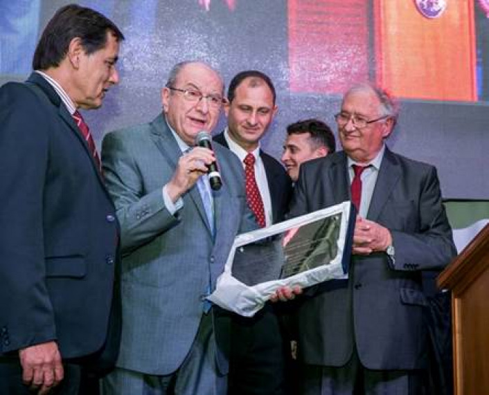 Elías Soso recibe el reconocimiento a CAME en el 60° aniversario de la UCI