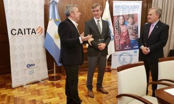 Del Burgo y José Bereciartúa durante la premiación en el encuentro de CAITA