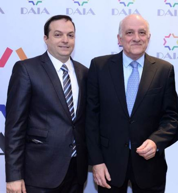 Fabin Tarro junto al presidente de la DAIA, Ariel Cohen Sabban