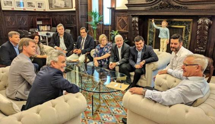 Dirigentes de CAME y funcionarios junto al alcalde de Valencia