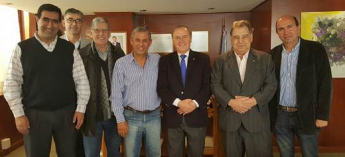 El secretario general de CAME, José A. Bereciartúa, junto al intendente de Neuquén, Horacio Quiroga, autoridades municipales y dirigentes de CAME mencionados al pie de la nota