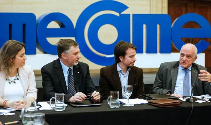 El presidente de CAME, Fabián Tarrío, junto a la secretaria de Responsabilidad Social de la entidad, María Cornide, el secretario de Ambiente y Desarrollo Sustentable, Eduardo Regondi, y el director Ejecutivo de Sistema B, Francisco Murray