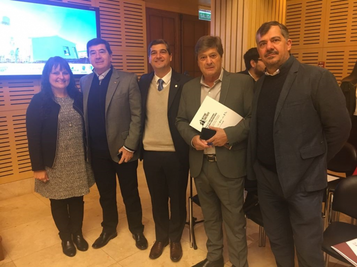 Gerardo Díaz Beltrán junto al titular de la Confederación de Pymes Constructoras (CPC), Daniel Mafud, directivos de dicha entidad y de la Cámara de Empresas Constructoras Independientes de Mendoza (CECIM)