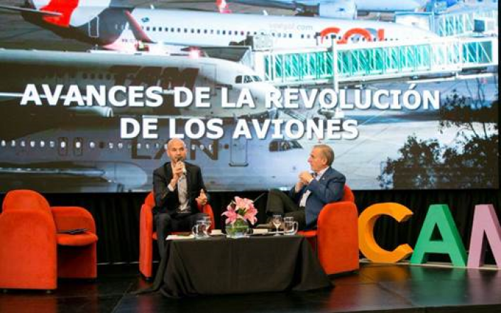 El ministro Dietrich disertando sobre la Revolucin de los Aviones