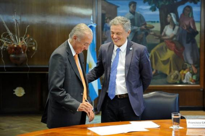 Osvaldo Cornide junto a Francisco Cabrera, tras firmar el acuerdo de reducción de comisiones de tarjetas