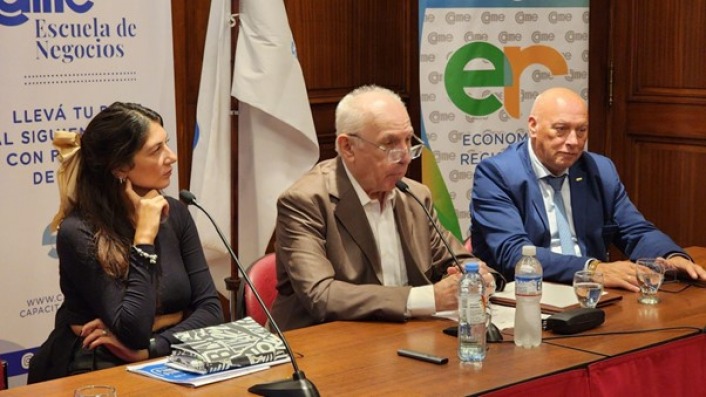 Micaela Tommasini, Daniel Bouille y Silvio Farach durante la presentacin del espacio de la Comisin de Energa. 