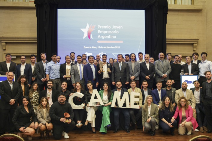 Alfredo Gonzlez, Eduardo Serenellini y Pablo Gutirrez junto a los ganadores y finalistas