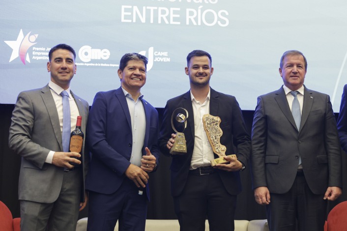 Emanuel Fellay junto a González, Serenellini y Nicolás Alonso