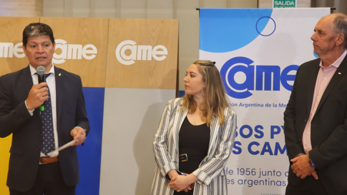 Alfredo Gonzlez, presidente de CAME, junto a Carolina Marceca, jefa de FInanCAME y Luis Alonso (UEJ). 