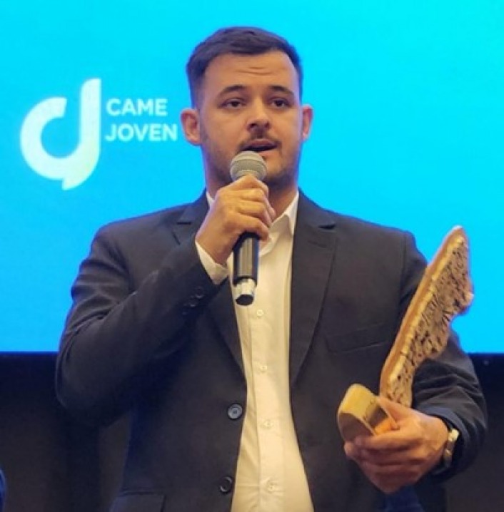 Emanuel Fellay recibiendo el premio Joven Empresario Argentino con el que CAME Joven reconoci a los fundadores de Entrenuts.