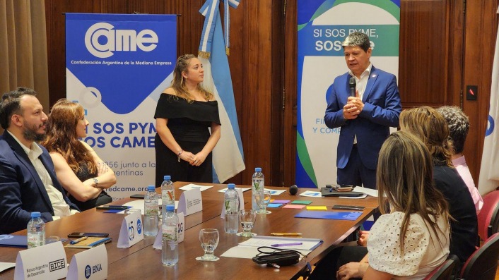 Apertura del Balance FinanCAME 2024. Alfredo Gonzalez, presidente de CAME, junto a Carolina Marceca, jefa del rea.